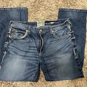 Men Ariat 40/32 straight fit M5